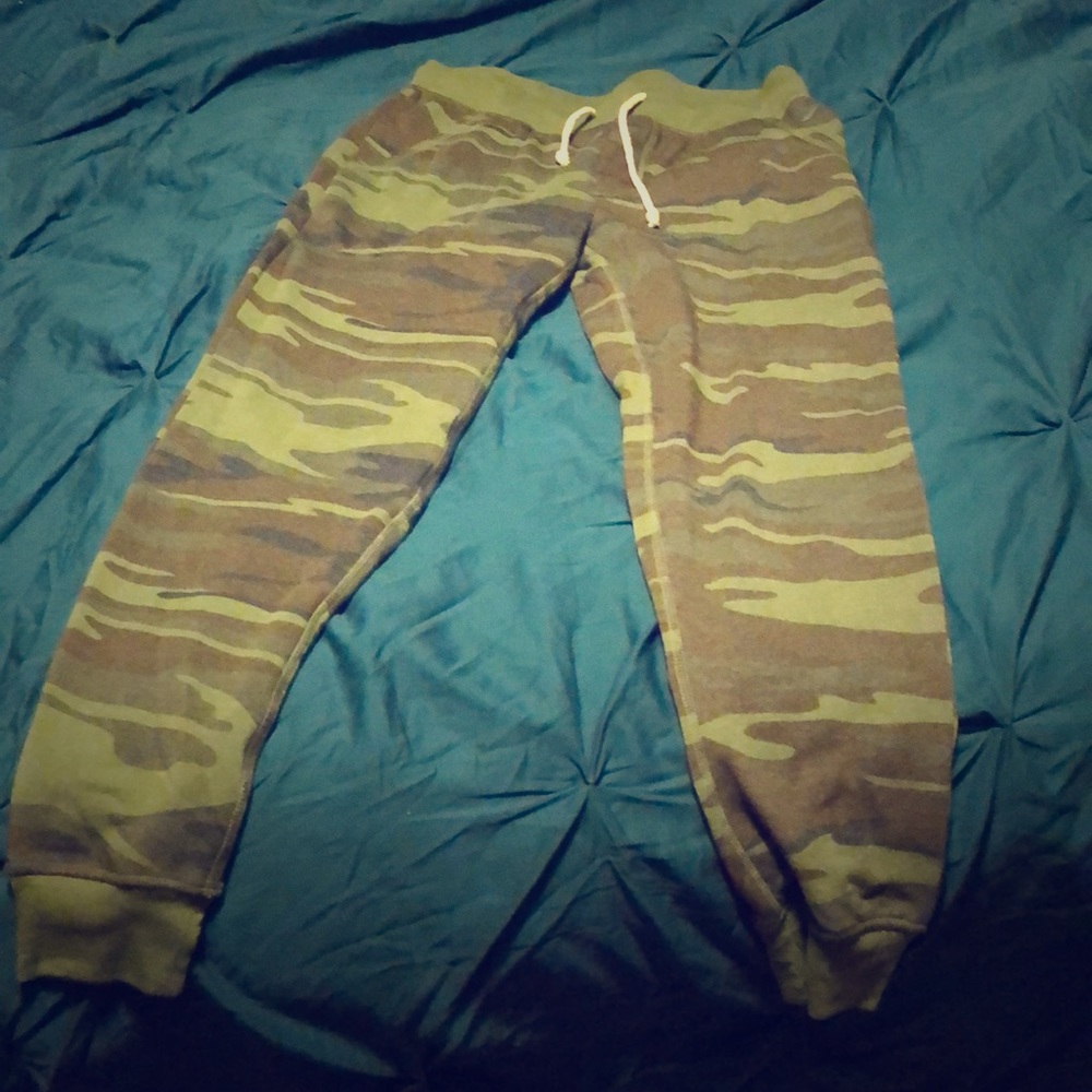 Ladies Camo joggers, never worn